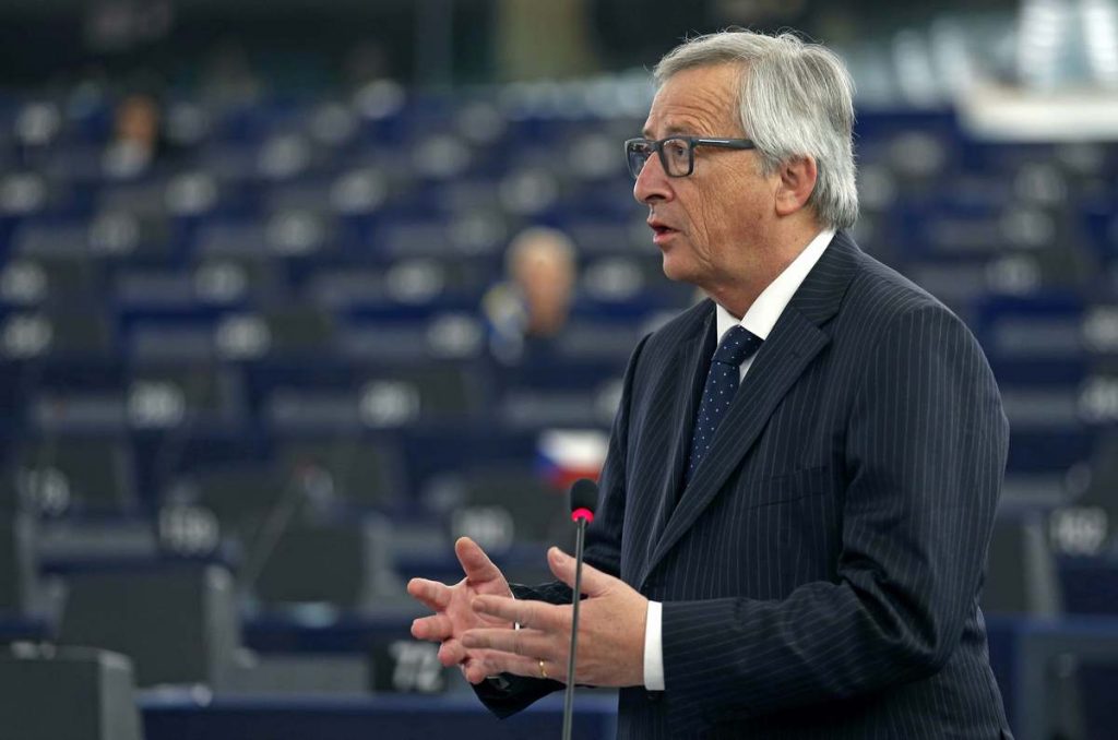 Γιούνκερ: Οι Αγγλοσάξονες συνωμοτούν εναντίον της ευρωζώνης – Γερμανοί: Θεωρίες συνωμοσίας οι δηλώσεις Γιούνκερ