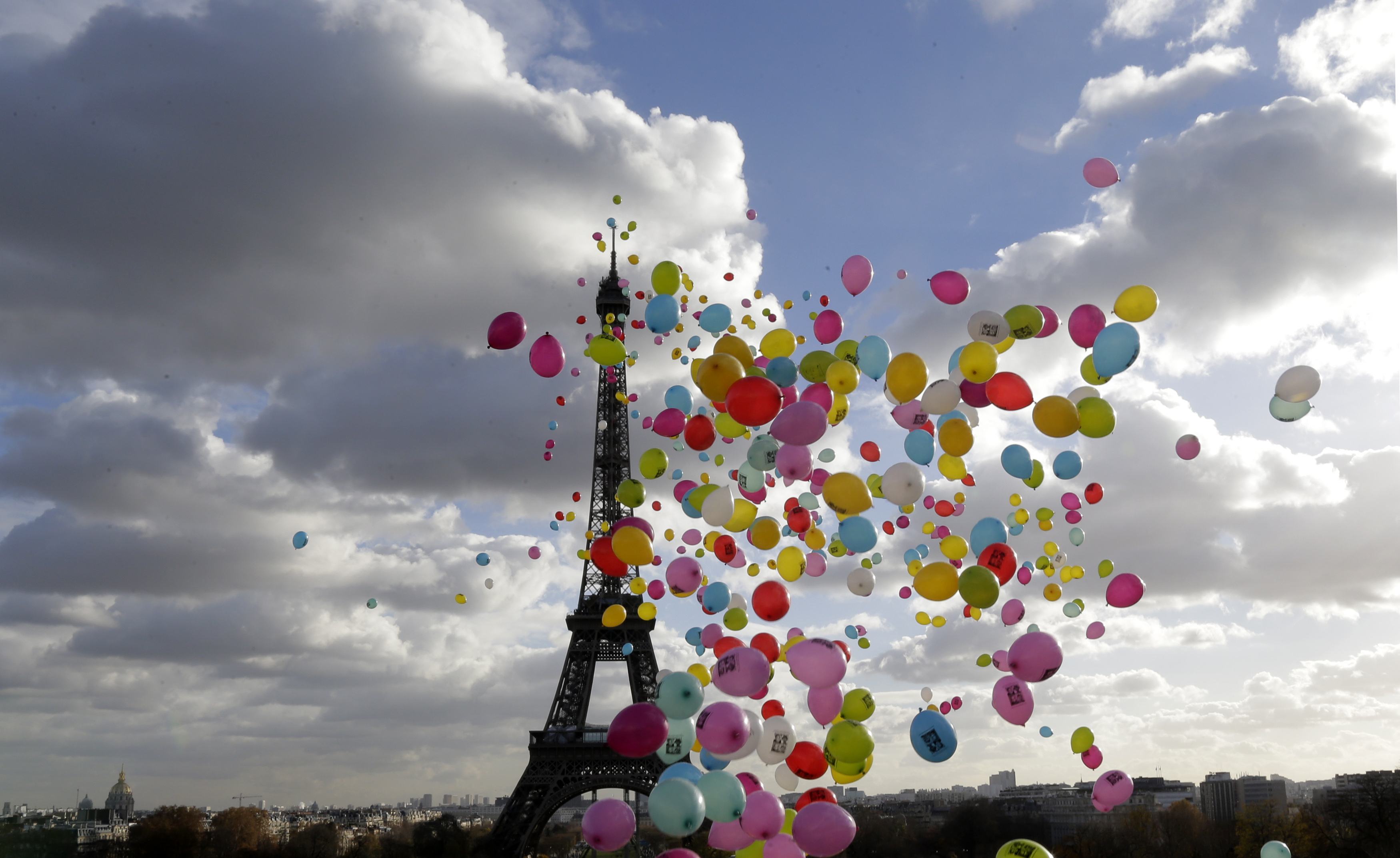 Μπαλόνια στον ουρανό για τους γάλλους δημοσιογράφους που κρατούνται όμηροι στη Συρία ΦΩΤΟ REUTERS