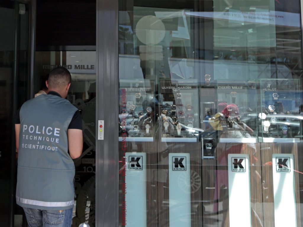 Γάλλοι αστυνομικοί στο κοσμηματοπωλείο κάνουν έρευνες ΦΩΤΟ REUTERS