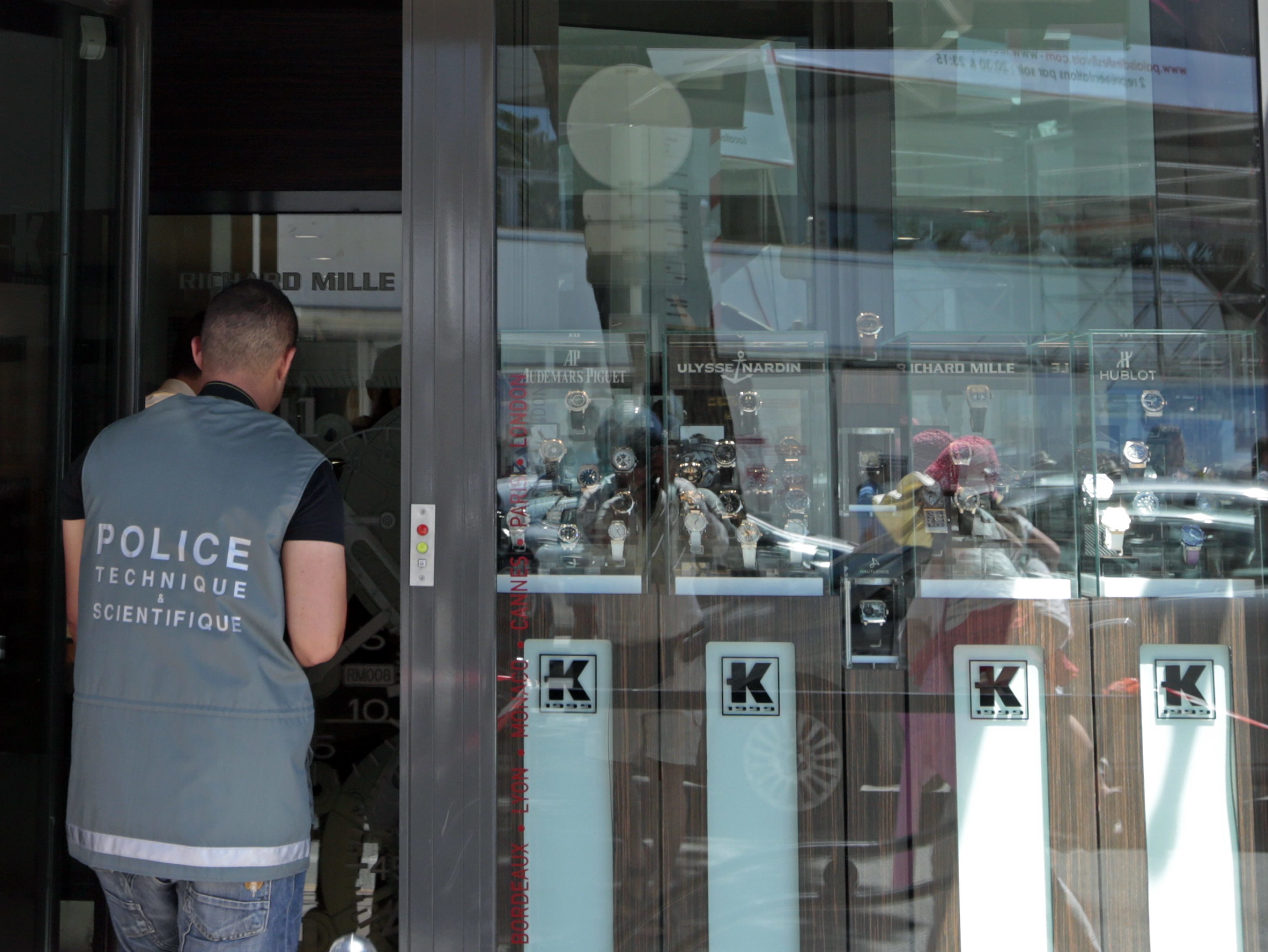 Γάλλοι αστυνομικοί στο κοσμηματοπωλείο κάνουν έρευνες ΦΩΤΟ REUTERS