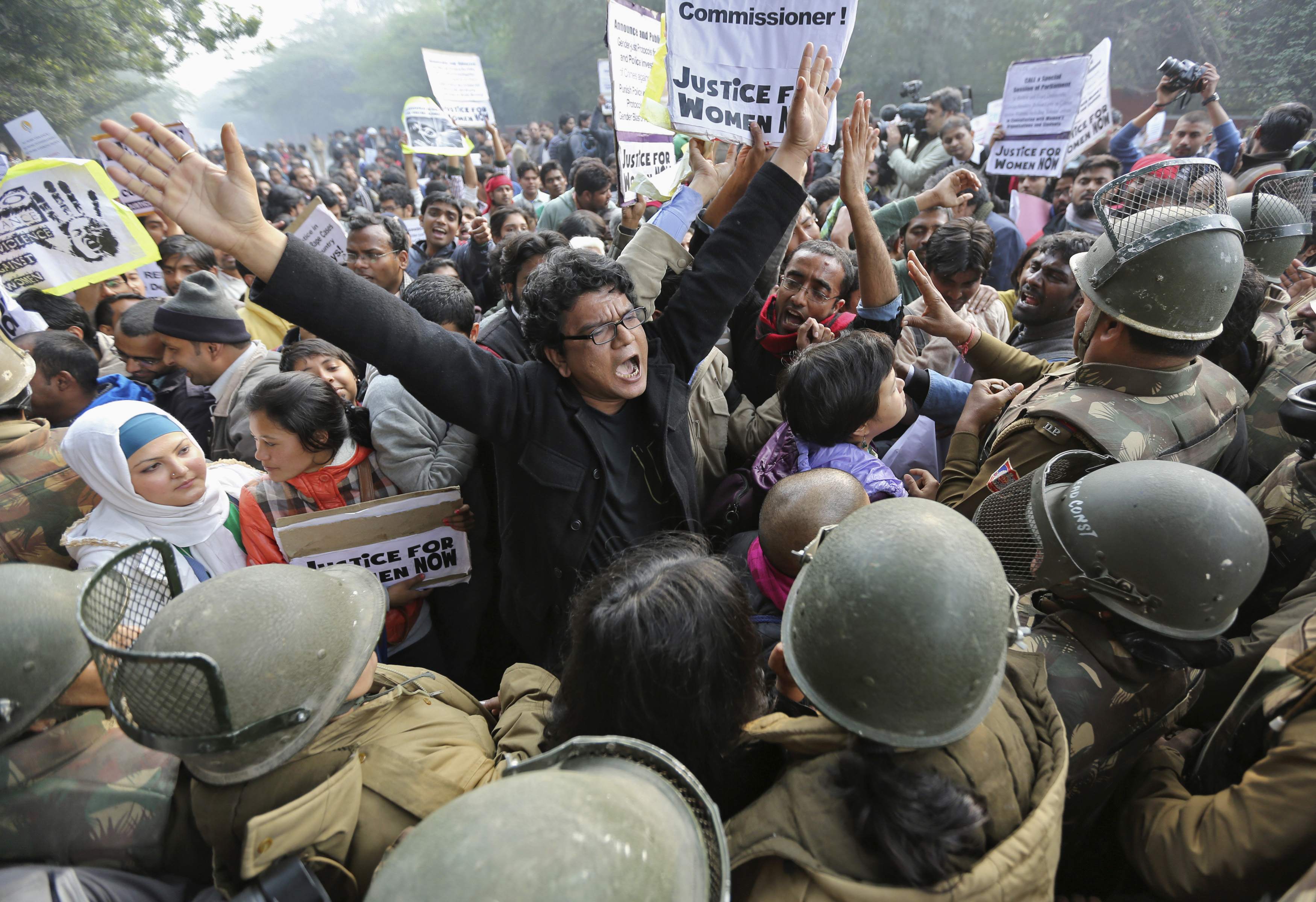 Ινδία: Δίκη εξπρές για τα 5 τέρατα που βιάσαν την φοιτήτρια ιατρικής