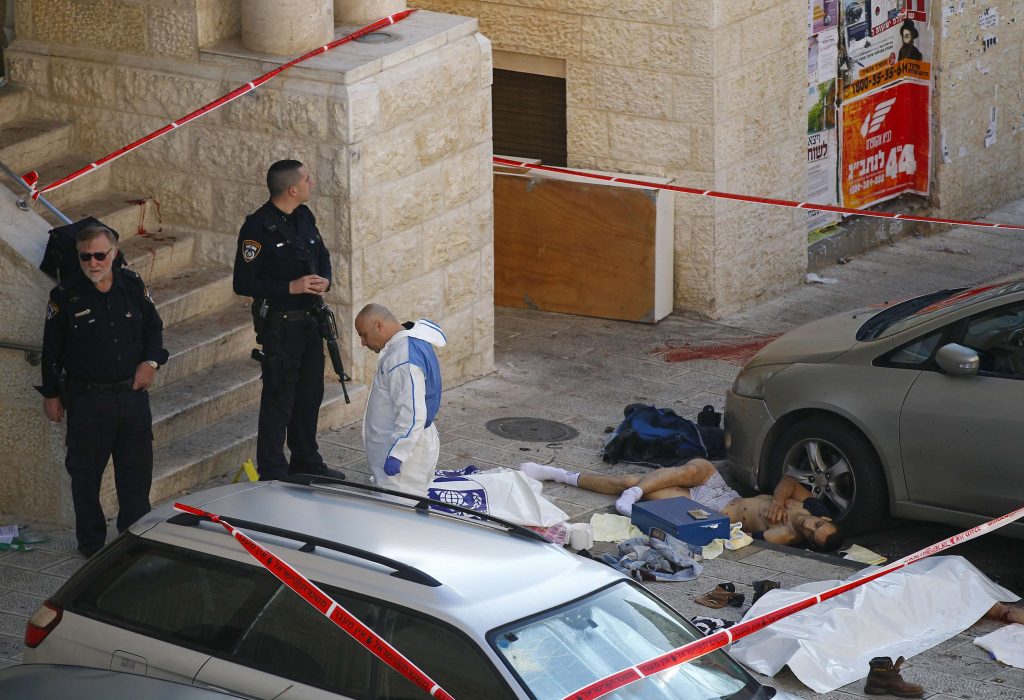 Μακελειό με τσεκούρια σε Συναγωγή – Με αντίποινα απειλεί το Ισραήλ – Τέσσερις νεκροί