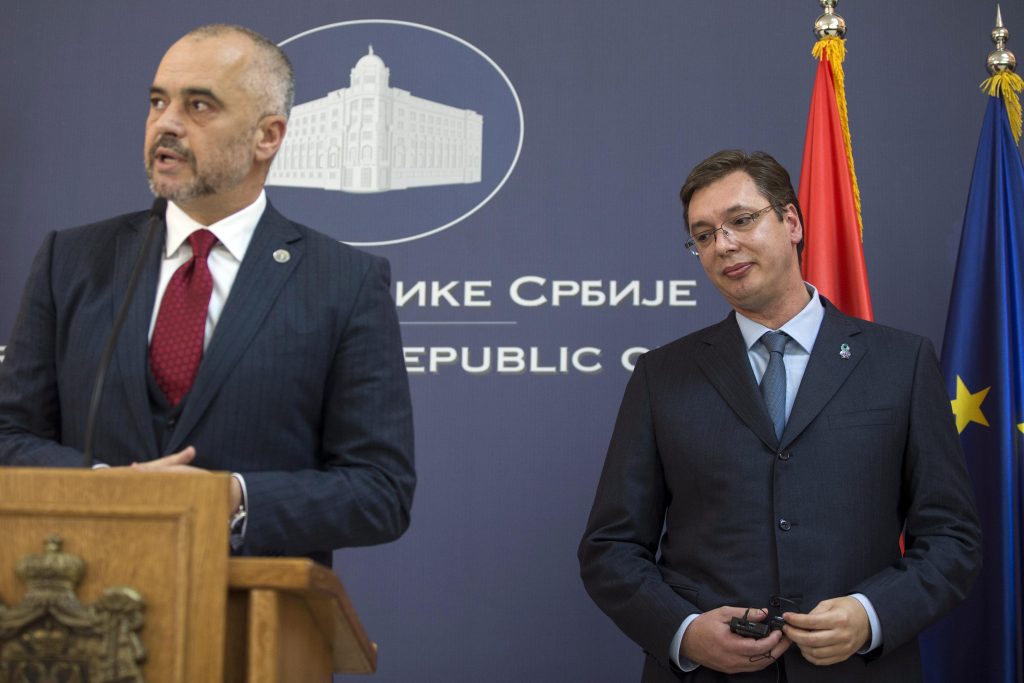 Μόνο στα χέρια που δεν πιάστηκαν ο Σέρβος με τον Αλβανό πρωθυπουργό! (ΒΙΝΤΕΟ)