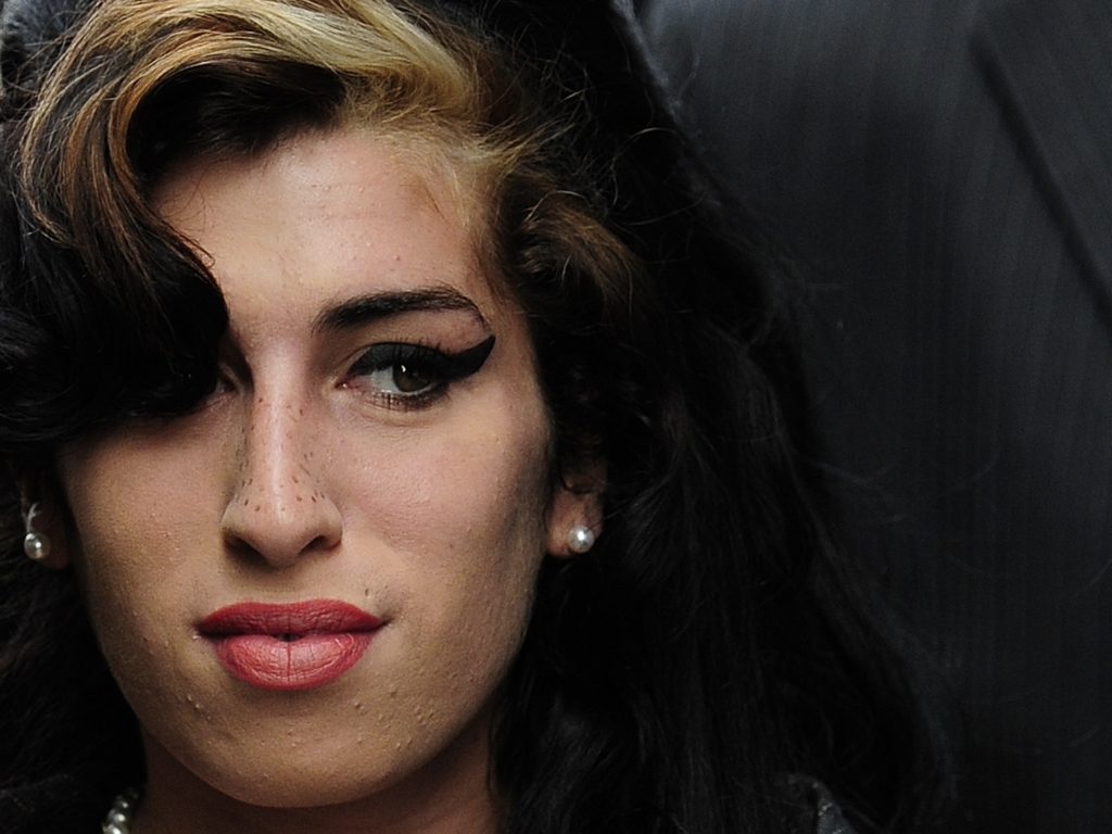 Αλκοόλ ναι, ναρκωτικά όχι στο αίμα της Winehouse
