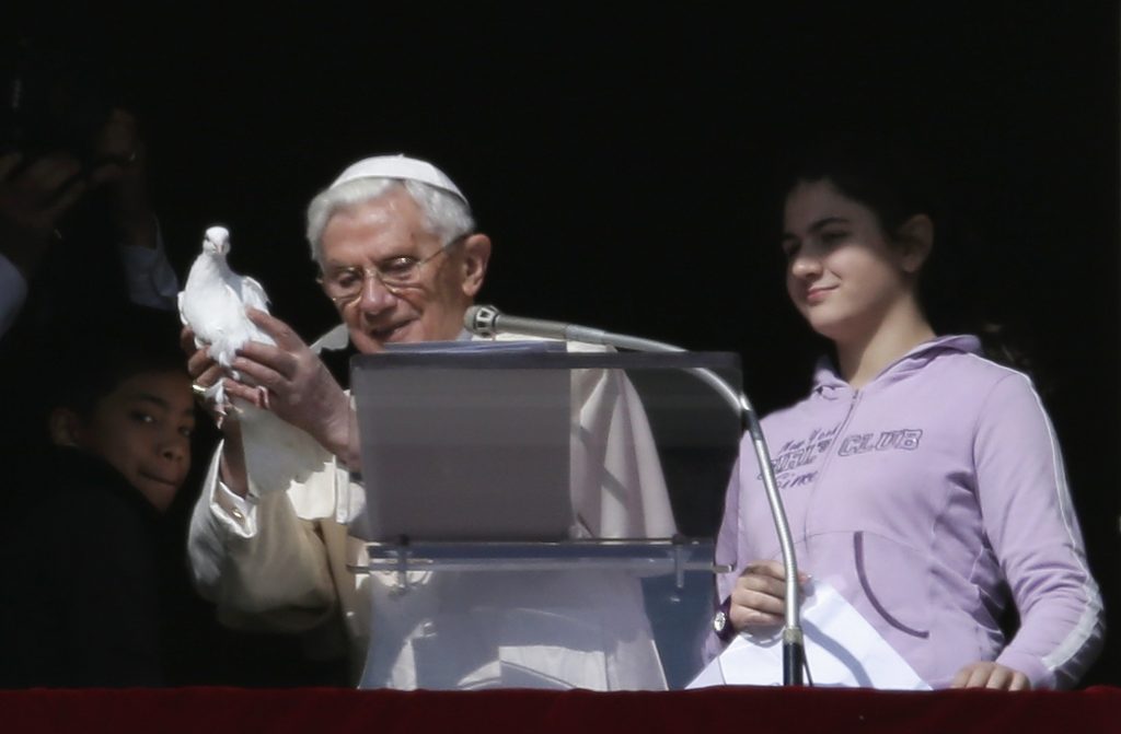 Θρίλερ με το περιστέρι της Ειρήνης που άφησε ο Πάπας! – ΦΩΤΟ και VIDEO