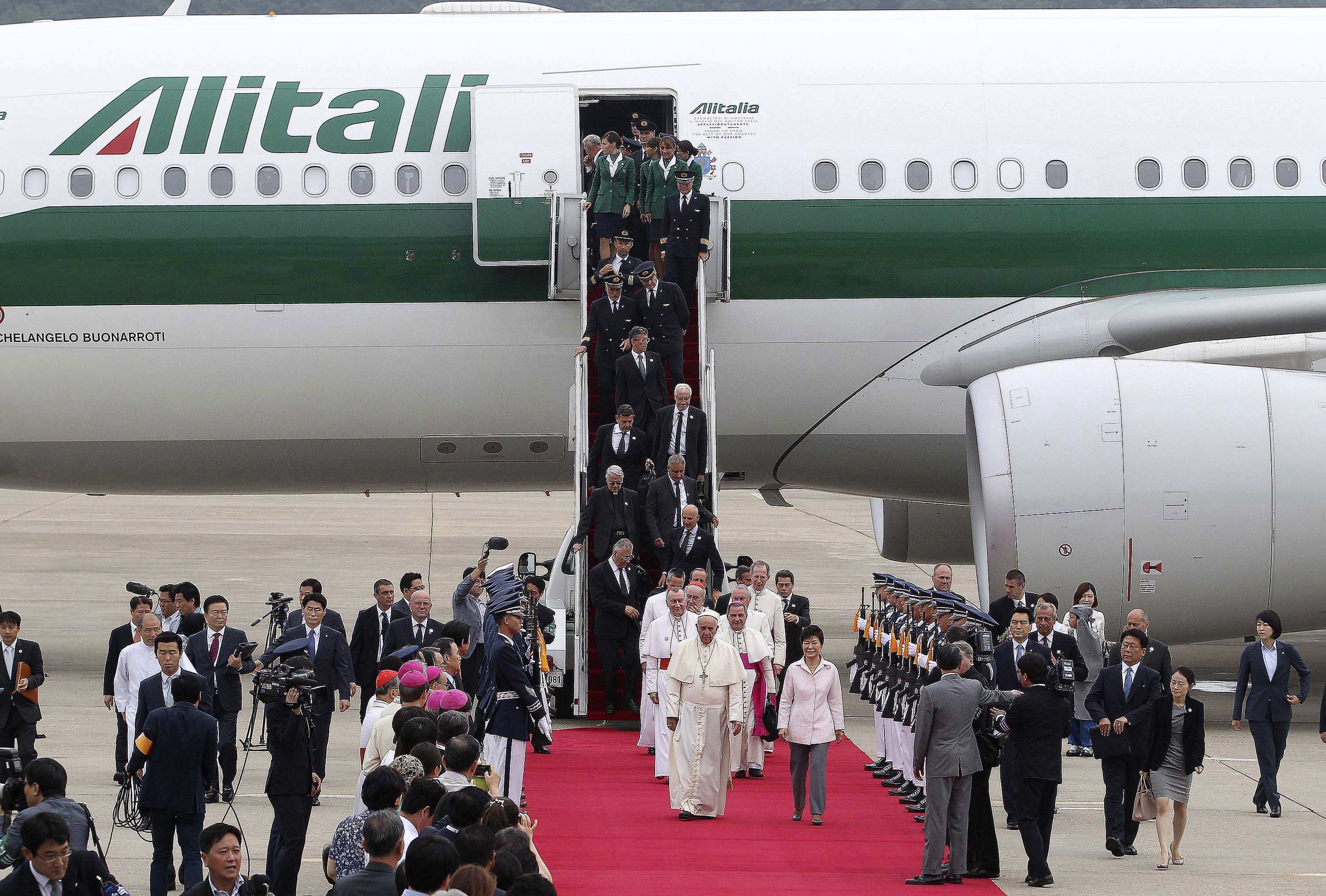 Με πυραύλους απάντησε στην επίσκεψη Πάπα στη Ν.Κορέα ο Κιμ Γιονγκ Ουν