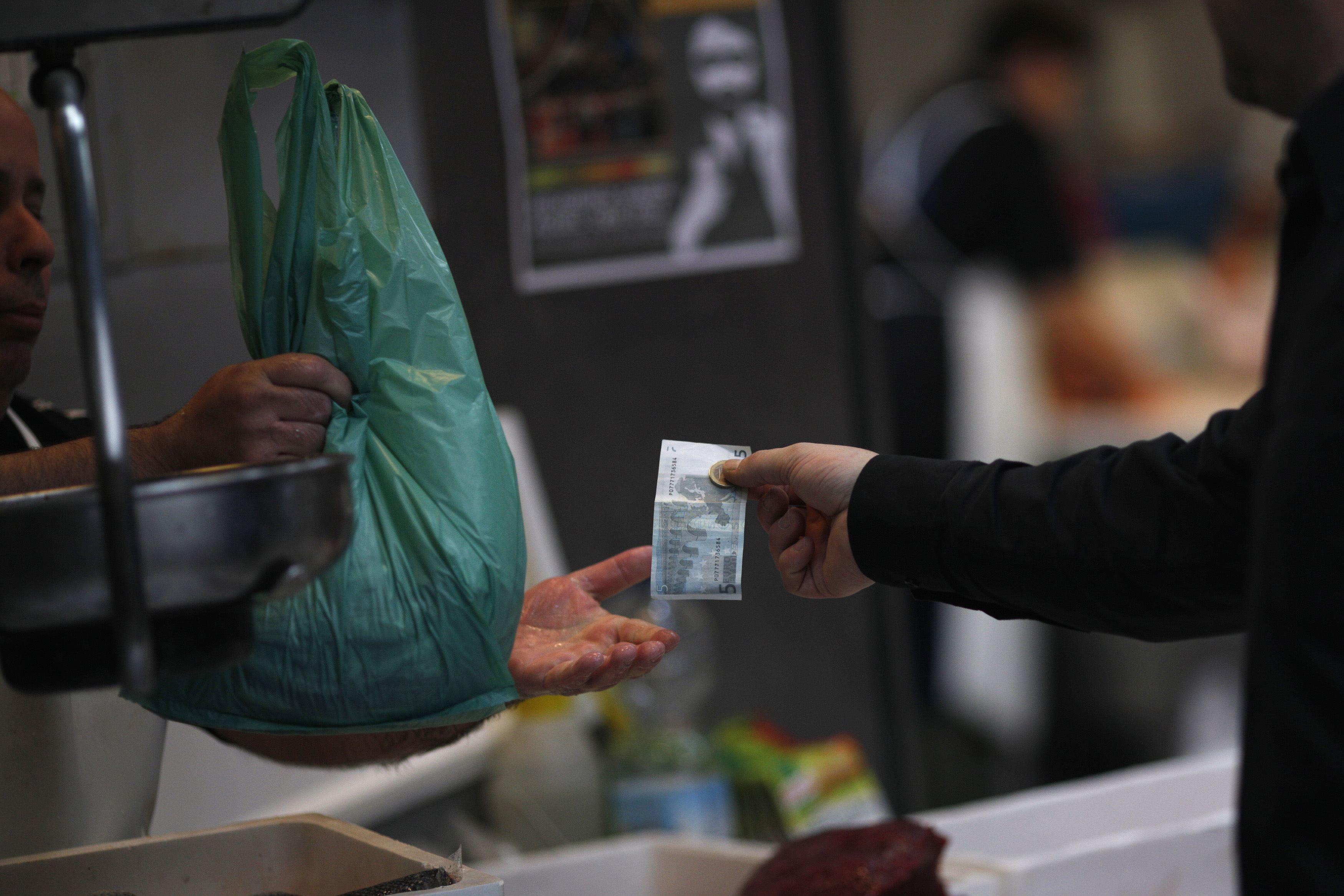ΟΟΣΑ: Οι φόροι έχουν αποτελειώσει τους Έλληνες
