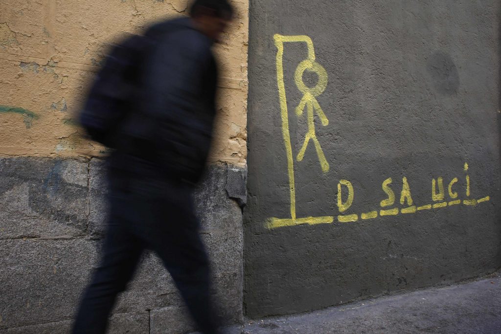 Το γκράφιτι σε δρόμο της Μαδρίτης με την κρεμάλα και την λέξη έξωση στα ισπανικά (Desahucio)