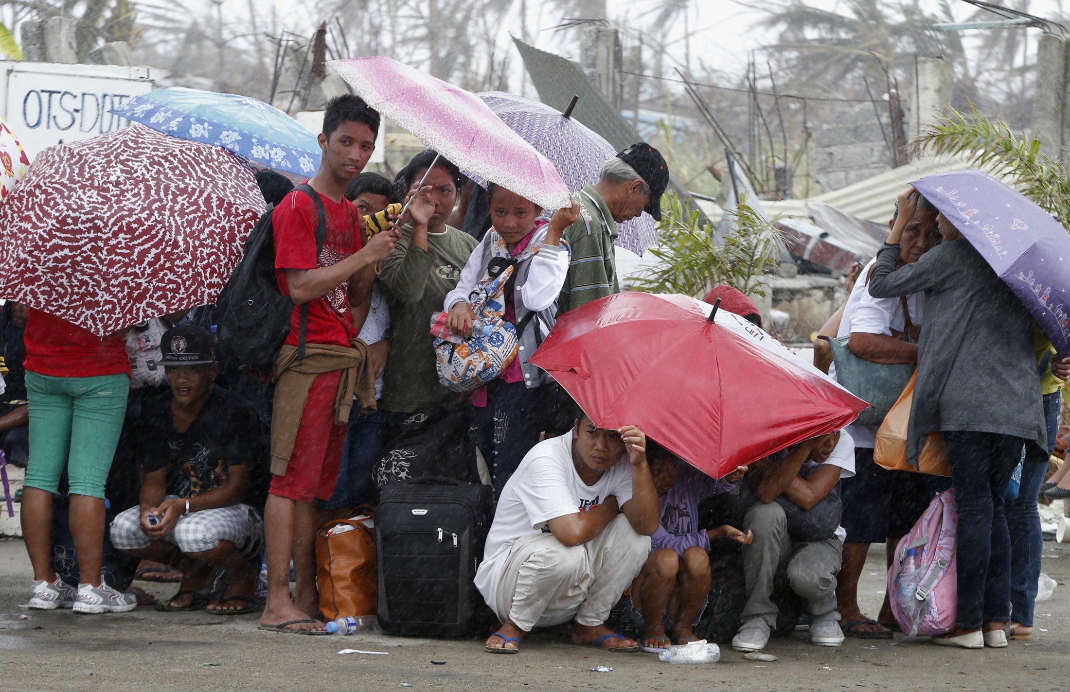 Δράμα χωρίς τέλος στις Φιλιππίνες – Πάνω από 5.500 οι νεκροί