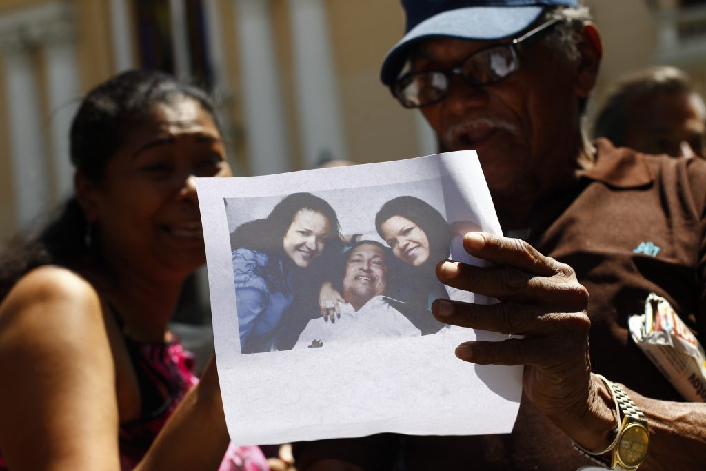 Επιδεινώθηκε η υγεία του Τσάβες – Μόνο σε φωτογραφίες τον βλέπουν