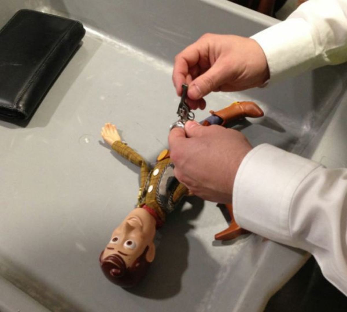 Κατάσχεσαν στο Χίθροου το όπλο του Woody από το Toy Story!