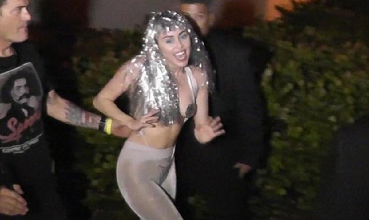 Η Miley Cyrus δε χορταίνει να…γδύνεται! Νέες προκλητικές φωτογραφίες