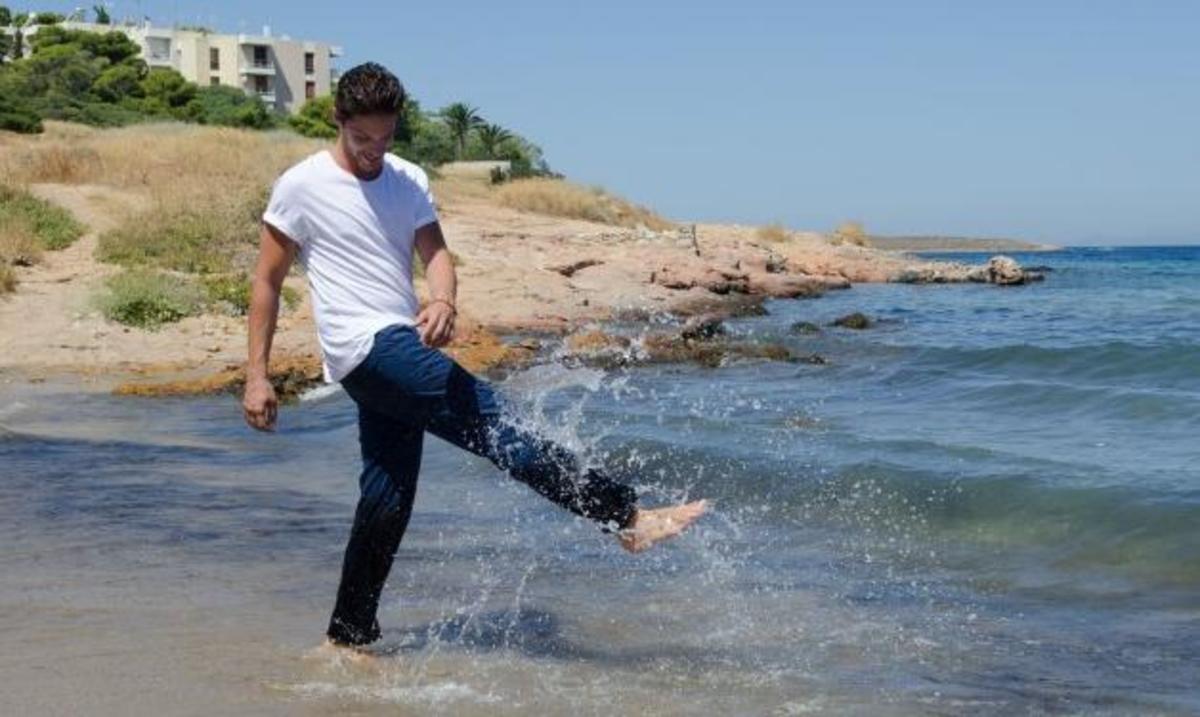 Νίκος Οικονομόπουλος: Τι κάνει σε ερημική παραλία χωρίς την σύντροφό του;