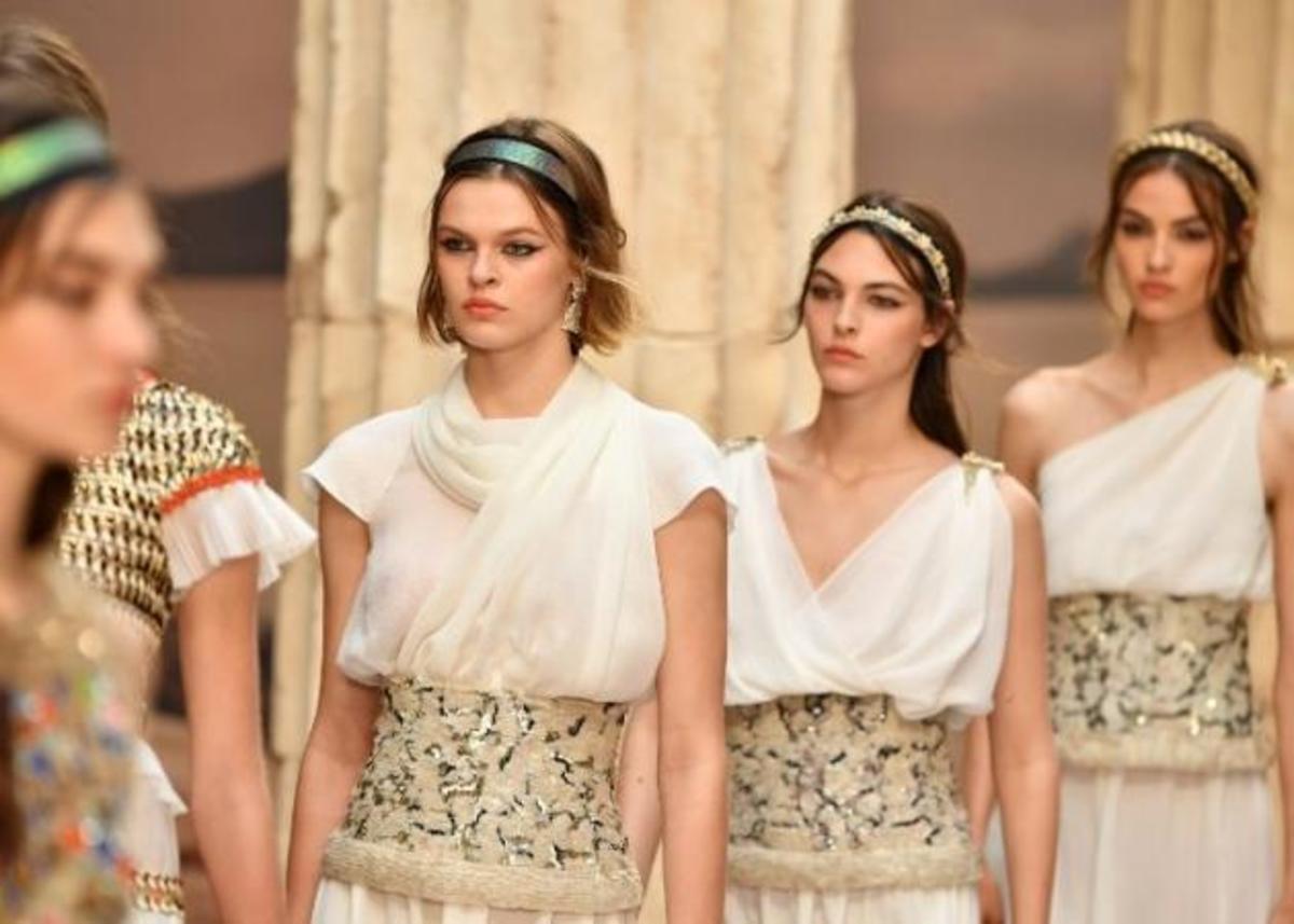 Ύμνος στην Ελλάδα το fashion show  του οίκου Chanel!