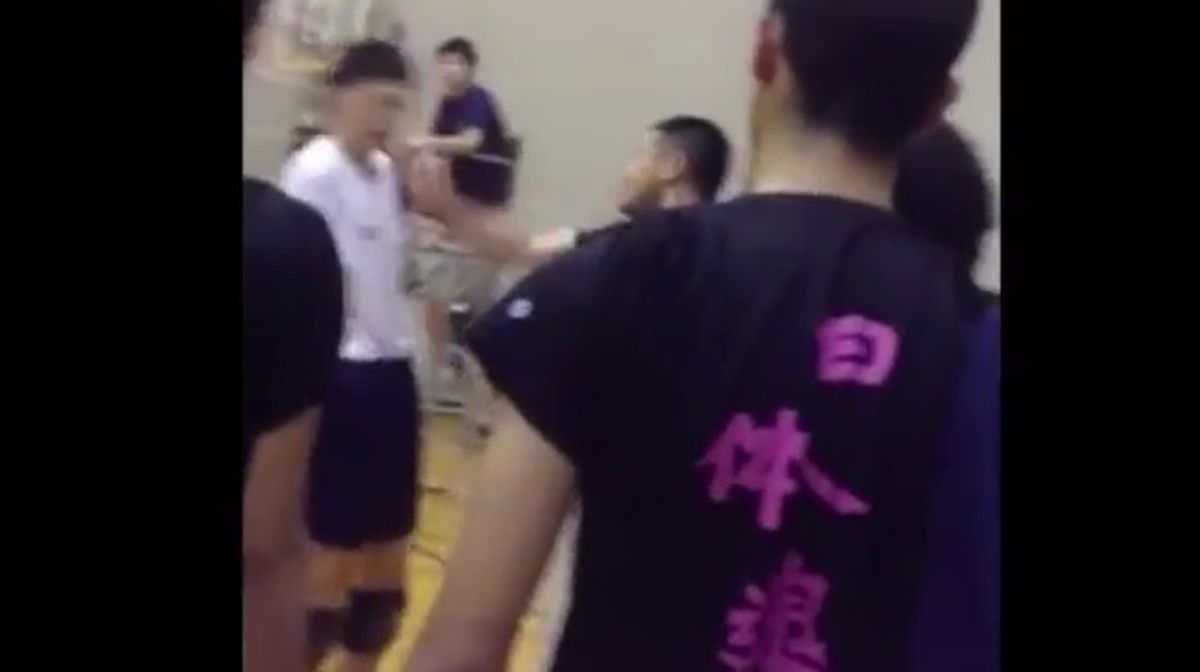 Καθηγητής πλακώνει στα χαστούκια μαθητή του! (VIDEO)