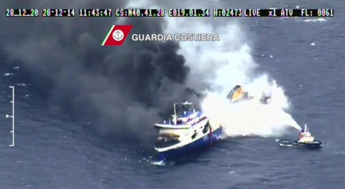 Το θρίλερ του Norman Atlantic – Γιατροί και νοσηλευτές πάνω στο καμένο πλοίο – Επιβάτες υποφέρουν από υποθερμία