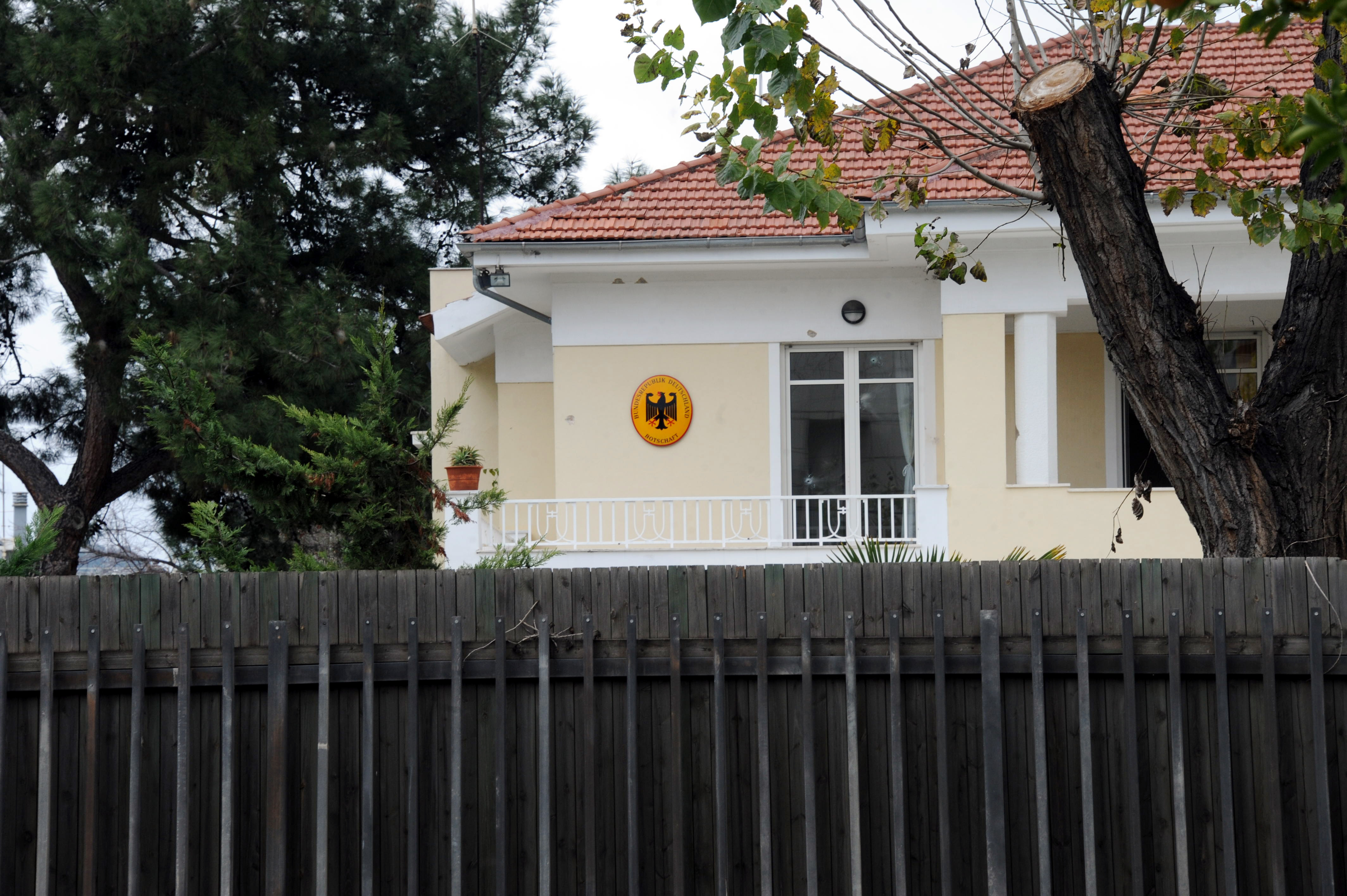 Η Ομάδα Λαϊκών Αγωνιστών ανέλαβε την ευθύνη για το χτύπημα στην οικία του Γερμανού πρέσβη – Οι ίδιοι είχαν αναλάβει την ευθύνη για την επίθεση στη ΝΔ