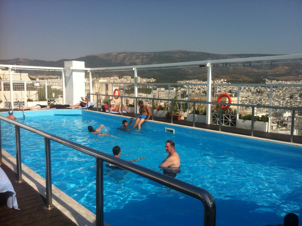Πόσο στοιχίζει μια βουτιά στις πισίνες των αθηναϊκών ξενοδοχείων