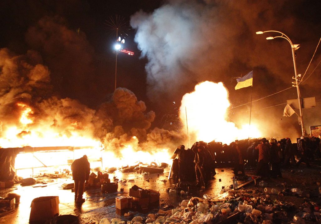 Σκηνές… πολέμου στο Κίεβο με φωτιές και αίμα – Η αστυνομία περικύκλωσε τους διαδηλωτές – Προσοχή! Σκληρές εικόνες – ΔΕΙΤΕ LIVE