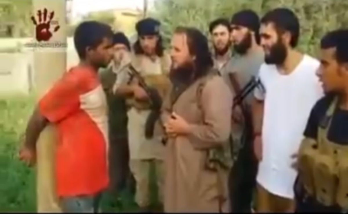 Φρικιαστικό βίντεο: Σκοτώνουν με αντιαρματικό ένα παιδάκι δεμένο σε πάσαλο!