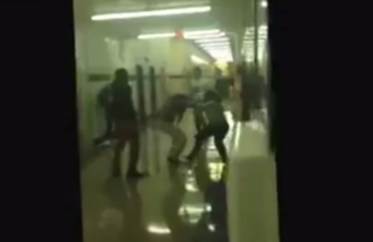 Καθηγήτρια και μαθήτρια παίζουν μπουνιές! (video)