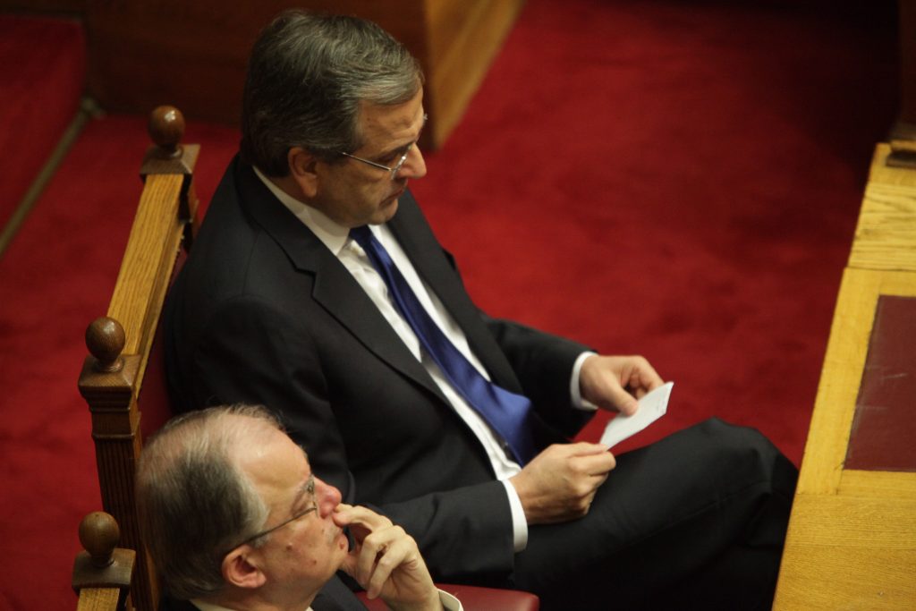 Το χαρτάκι που έδωσε ο Νικήτας Κακλαμάνης στον πρωθυπουργό