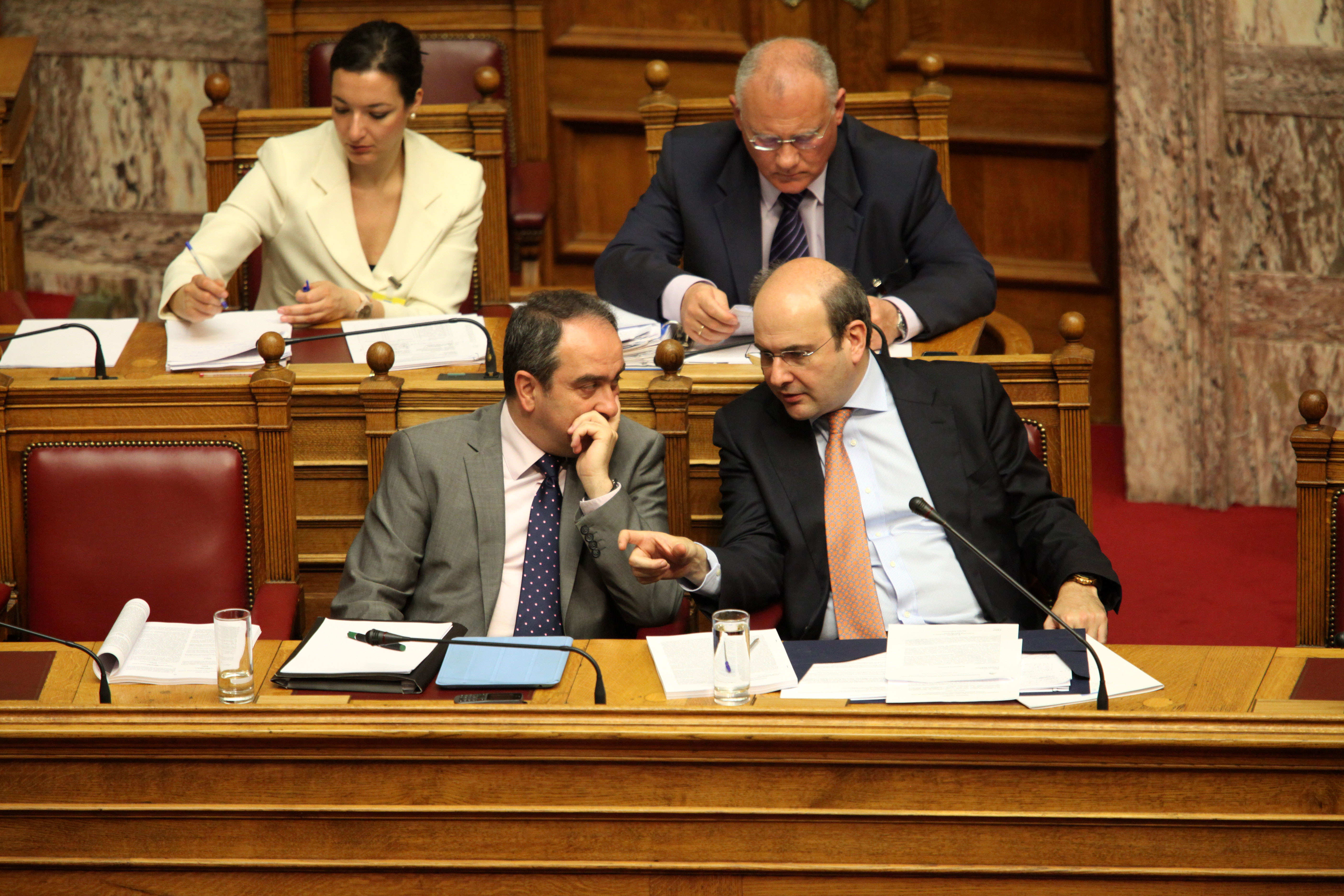 Βάζουν… νερό στο κρασί τους – Χατζηδάκης και ΠΑΣΟΚ τα βρίσκουν για το νομοσχέδιο των λαϊκών αγορών – Συνάντηση Σαμαρά – Βενιζέλου