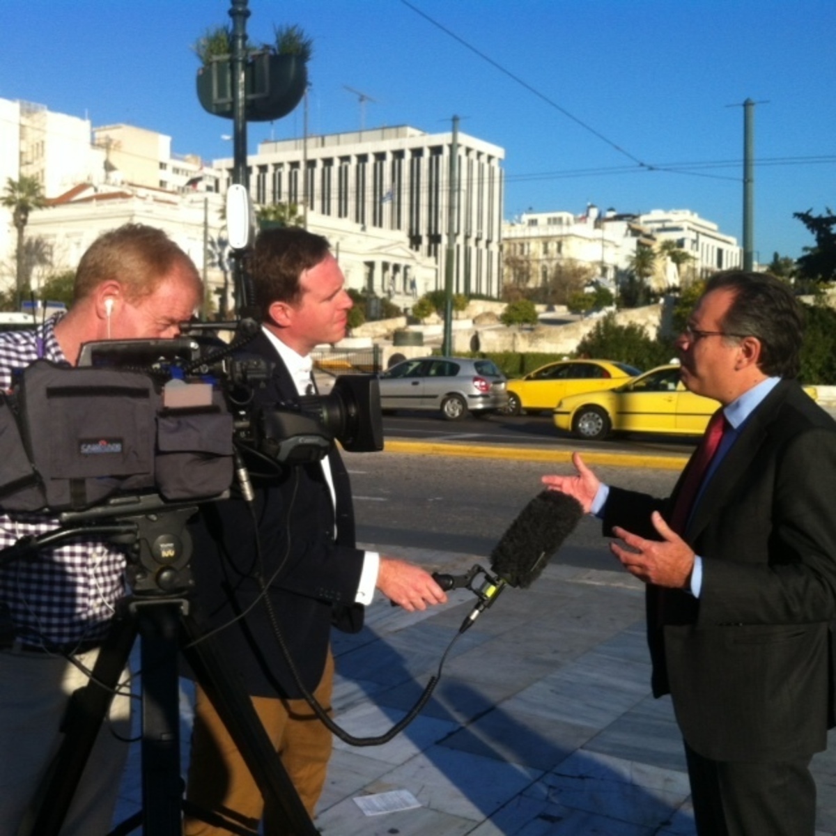 Ο ΣΥΡΙΖΑ θα βάλει την Ελλάδα και την Ευρωζώνη σε περιπέτειες – Ο Γιώργος Κουμουτσάκος μιλά σε διεθνή Μέσα