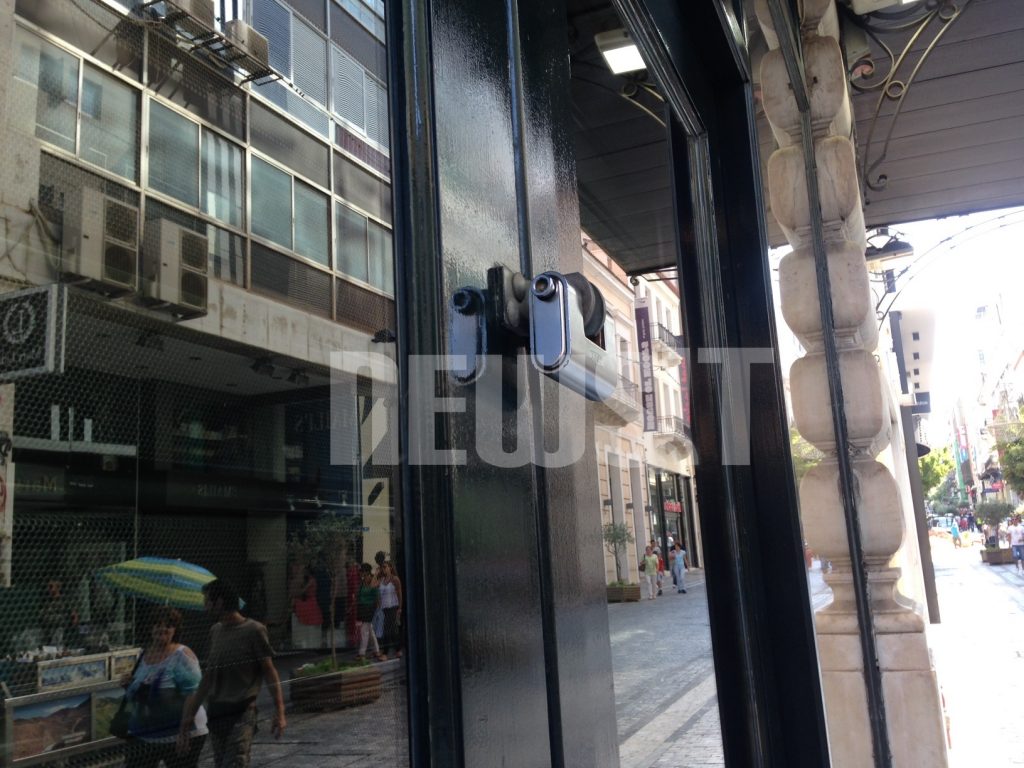 Με κατεβασμένα ρολά τα μαγαζιά στην Ερμού – Μόνο 3 δεν συμμορφώθηκαν με την απόφαση του ΣτΕ