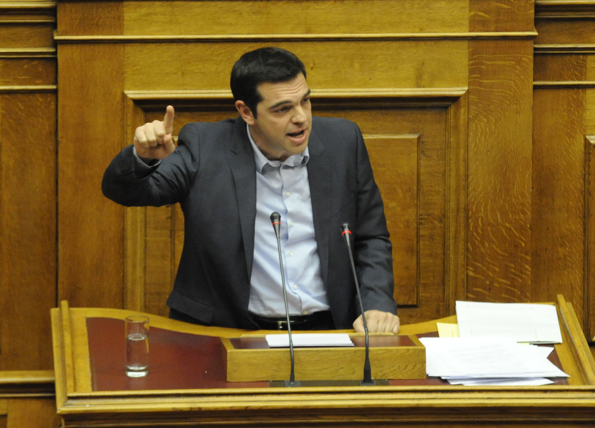 Βγήκαν τα μαχαίρια! Τσίπρας: Ο Σαμαράς άφησε έρμαιο τον Βενιζέλο – Δεν έρχεται καν να τον υπερασπιστεί