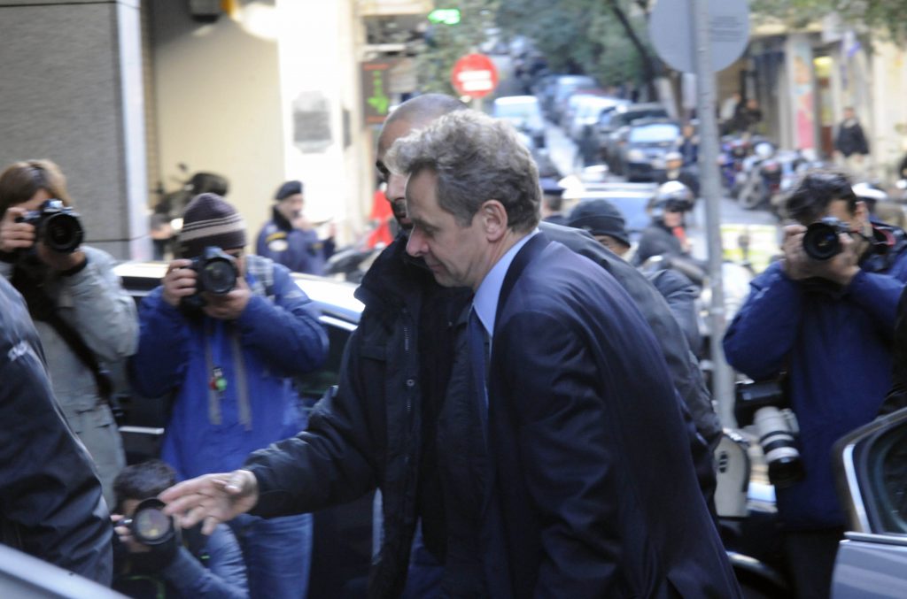 Μαραθώνια σύσκεψη της τρόικας με Στουρνάρα και Χατζηδάκη – Αύριο θα δουν Βενιζέλο
