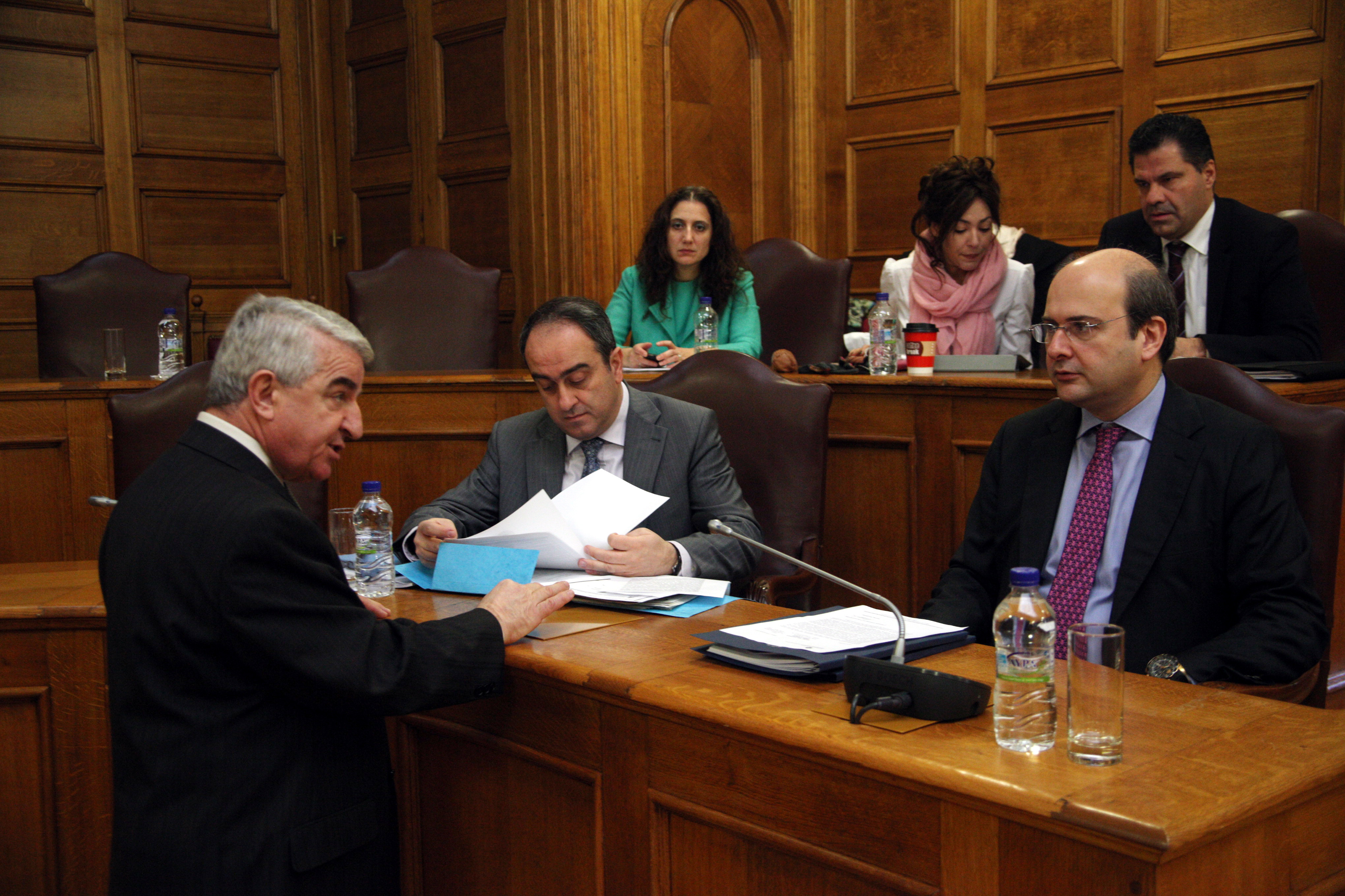 Άγριος καυγάς στη Βουλή για τους πλειστηριασμούς – Ντόρα: Φέρτε εδώ τον Στουρνάρα να μας εξηγήσει! – Ανάγκασαν τον Χατζηδάκη να αποσύρει διατάξεις!