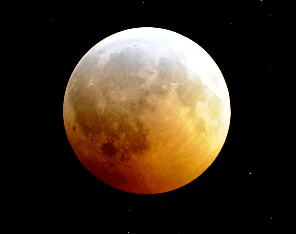 Ετσι είδαν το φεγγάρι στη Νέα Υόρκη λίγα λεπτά πριν αρχίσει η ολική έκλειψη ΦΩΤΟ REUTERS