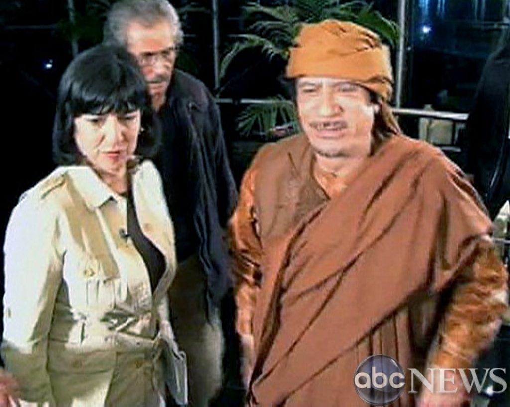 Ο Καντάφι ποζάρει με την διάσημη δημοσιογράφο Κριστιάν Αμανπούρ REUTERS