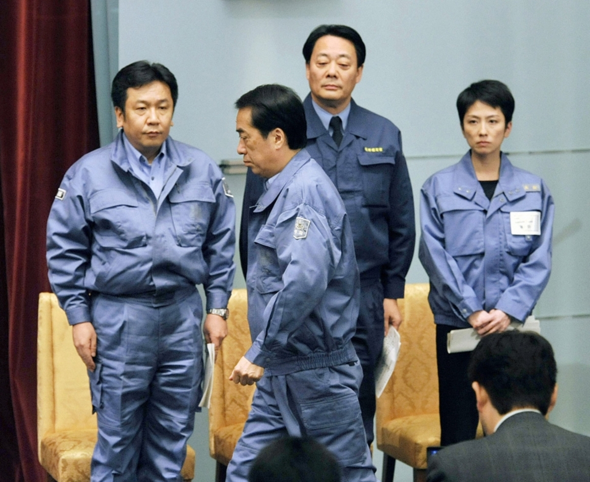 Γιατί ο ιάπωνας πρωθυπουργός φοράει συνέχεια μπλε στολή;