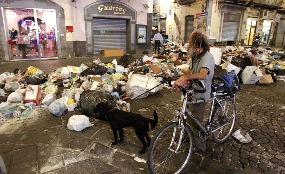 Ανθρωποι και σκουπίδια πάλι στη Νάπολη! – Αφόρητη η κατάσταση