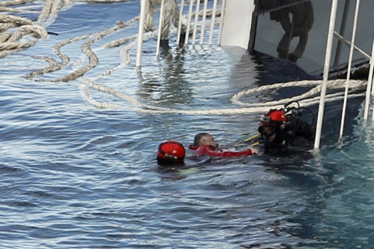 Δύτες ανασύρουν ένα πτώμα από το πλοίο ΦΩΤΟ REUTERS