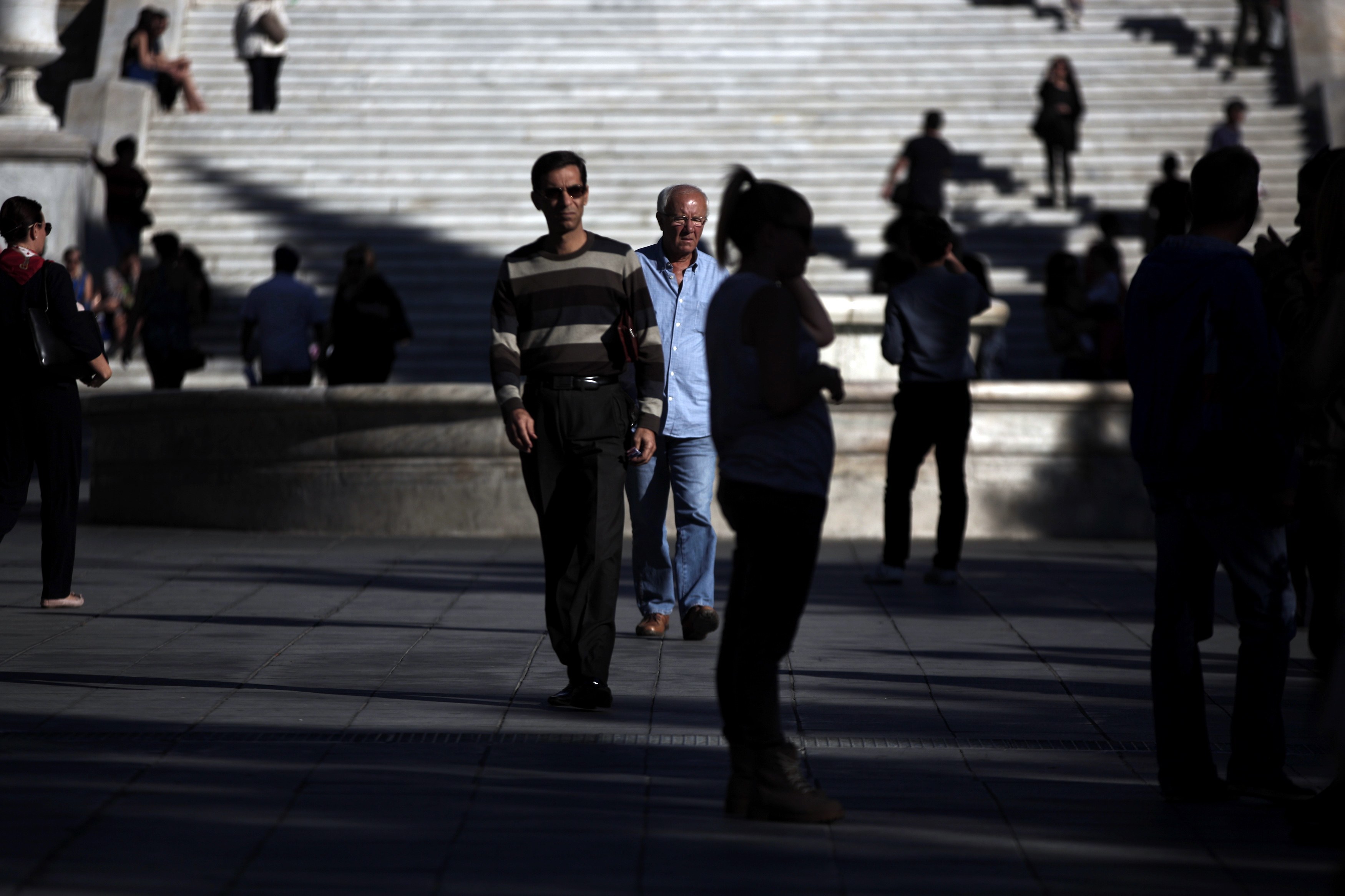 Η ελληνική οικονομία ανακάμπτει και με την βούλα της Κομισιόν – Ποια είναι τα επιτεύγματα και ποιες οι απειλές