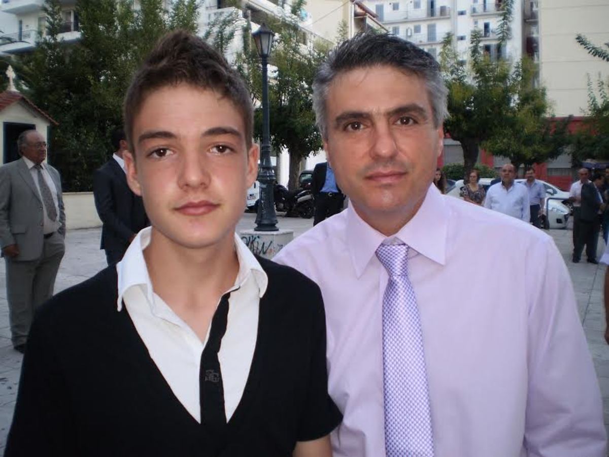 O 17χρονος με τον αείμνηστο πατέρα του - ΦΩΤΟ από dete.gr
