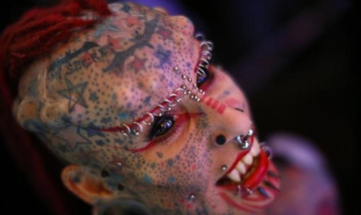 Φωτογραφίες – Σοκ: Μεταμορφώθηκαν σε τέρατα από τα τατουάζ και τα πίρσινγκ!