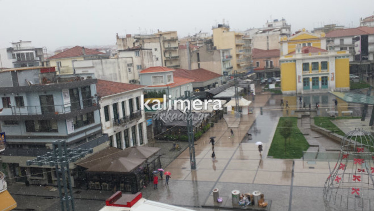 Χιονίζει μέσα στην Τρίπολη