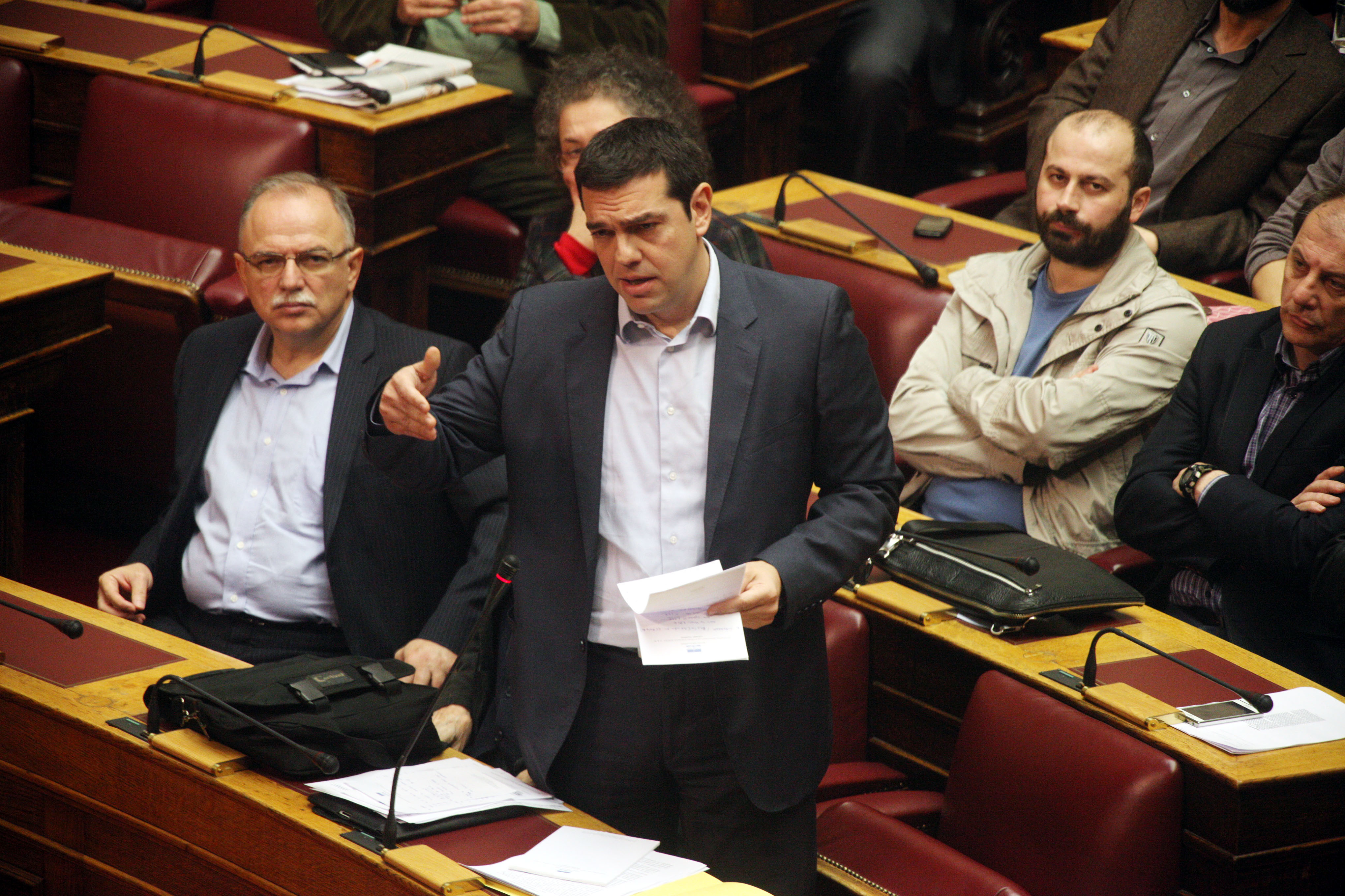Σκληρή αντιπαράθεση Τσίπρα – Στουρνάρα στη Βουλή