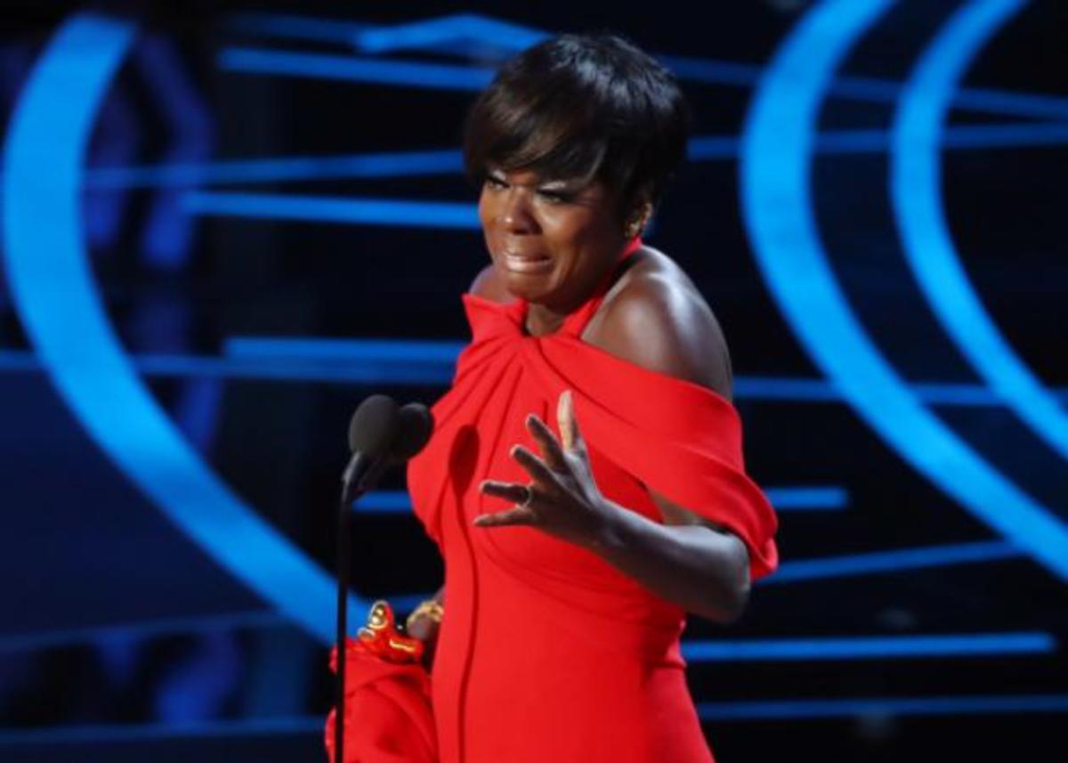Όσκαρ 2017: “Λύγισε” η Viola Davis στη σκηνή! Παρέλαβε το βραβείο της κλαίγοντας
