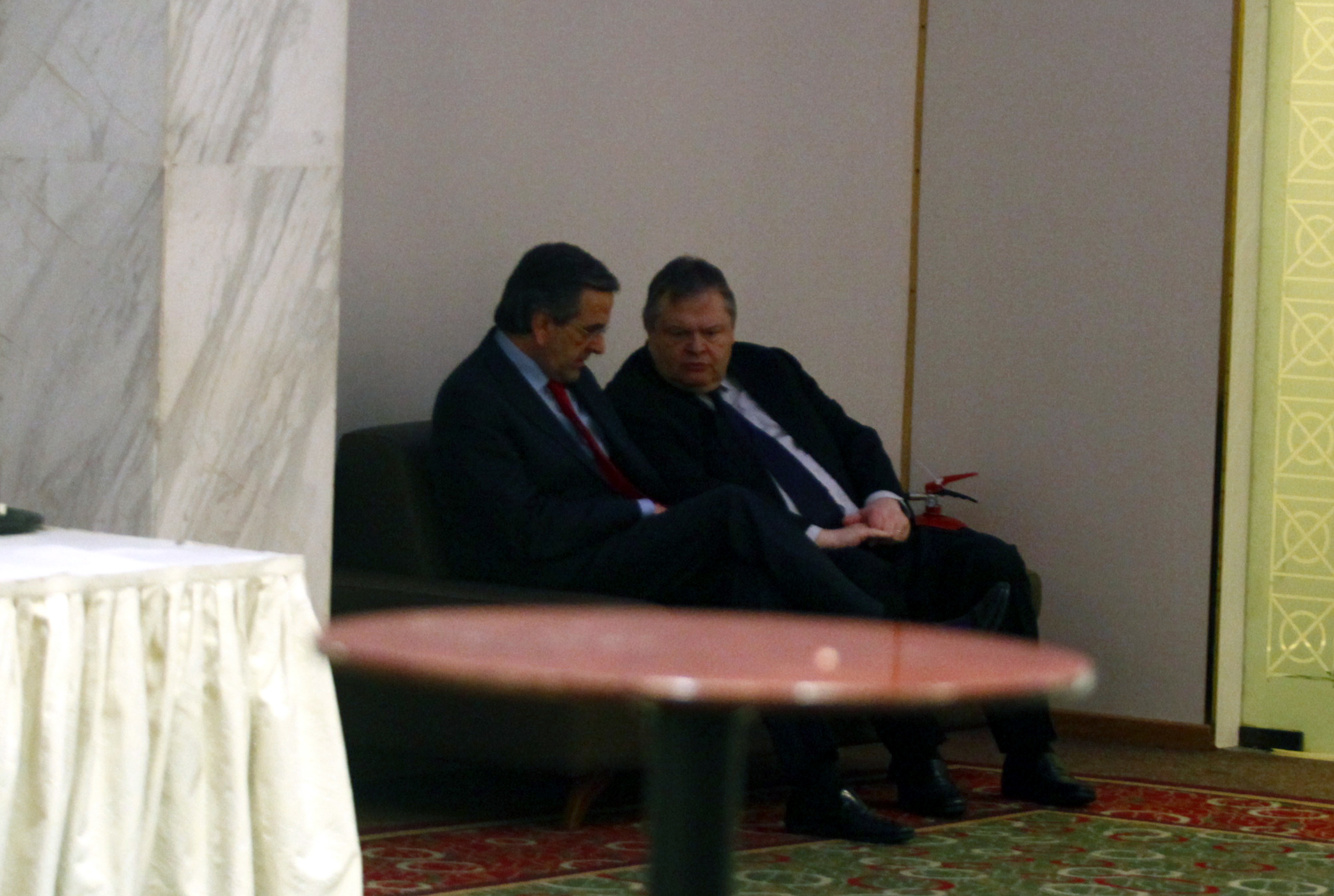 Ισορροπία τρόμου στην κυβέρνηση συνεργασίας – Αμηχανία και σκεπτικισμός στο επιτελείο του Αντώνη Σαμαρά από τη “βόμβα” Βενιζέλου