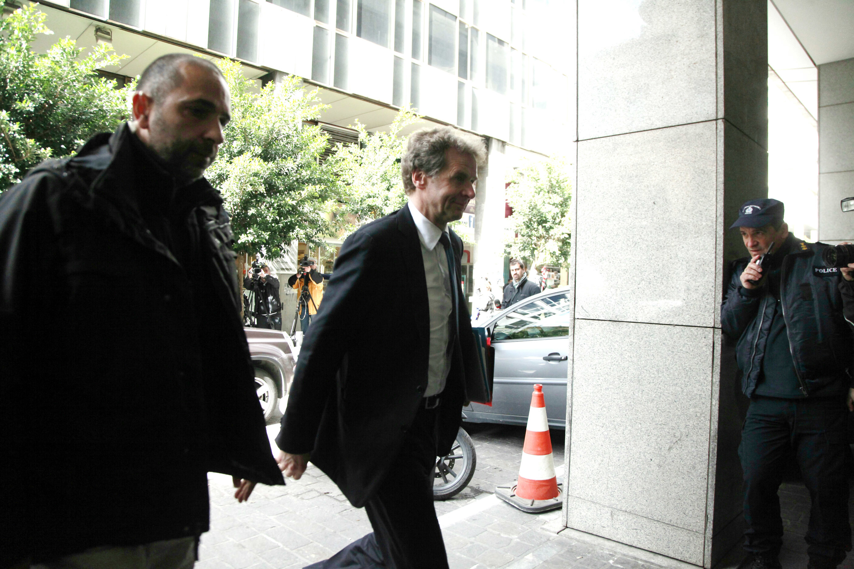 Τρόϊκα: Ξεχάστε την διανομή του πρωτογενούς πλεονάσματος σε ένστολους και χαμηλοσυνταξιούχους