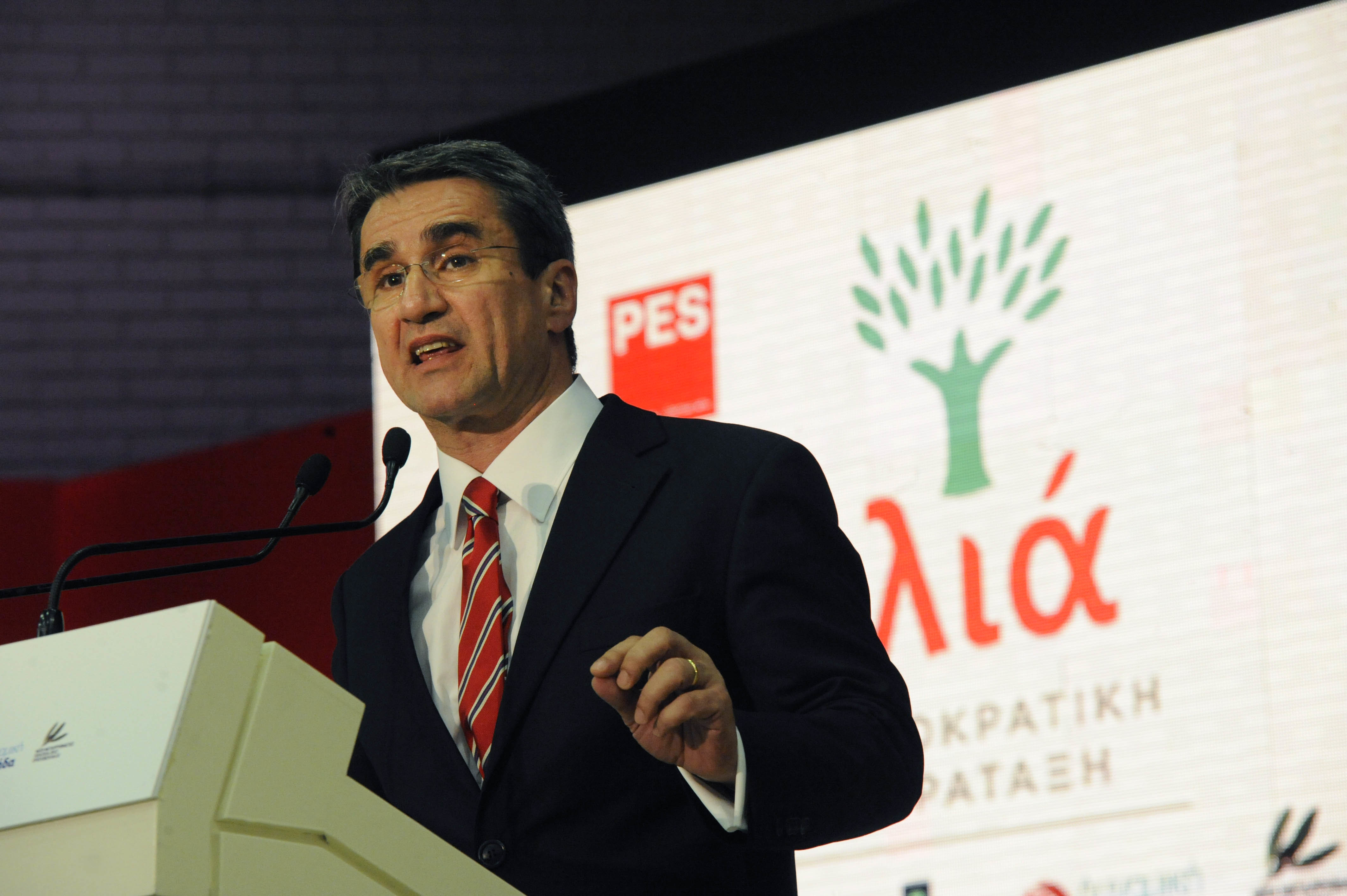 Λοβέρδος: Ζητάει να παραιτηθεί ο Χατζηδάκης αλλά θα υπερψηφίσει