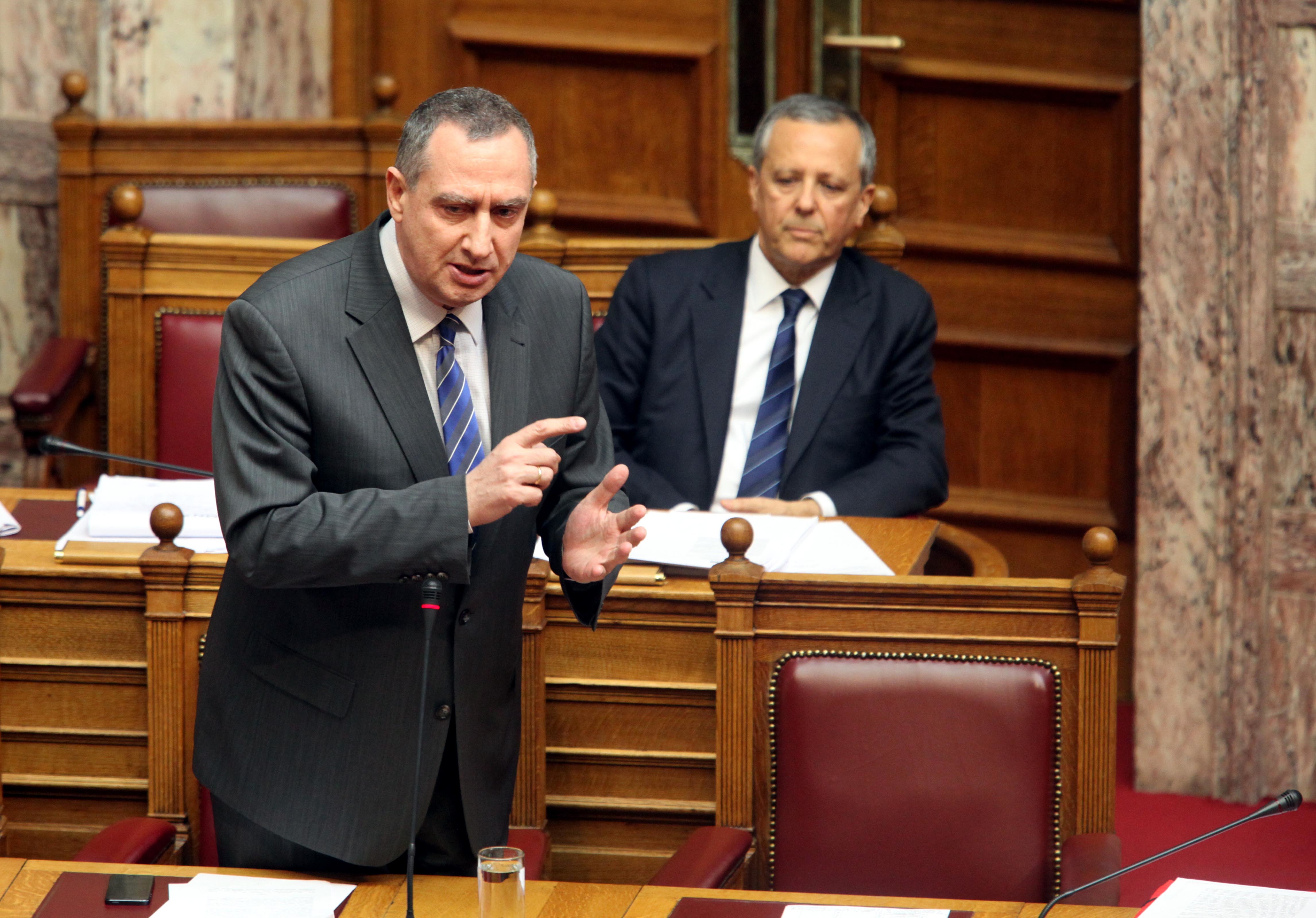 Μονομαχία δυο υπουργών στην Βουλή – Αποσύρθηκε άρθρο για τους μετανάστες – Ο ένας την έφερνε ο άλλος την απέσυρε