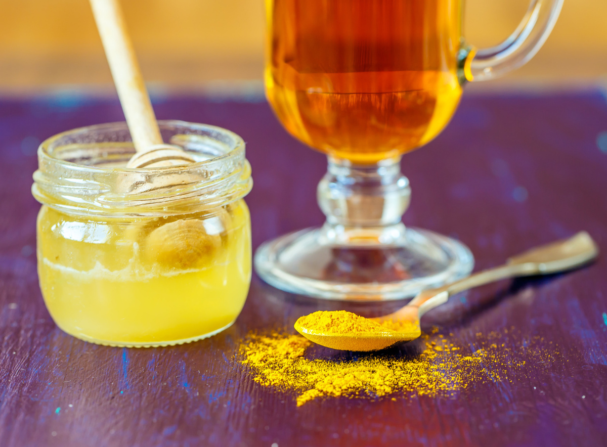 Κουρκούμη και μέλι: Τι είναι το… χρυσό μέλι, τι προσφέρει, πώς να το τρώτε [vid]