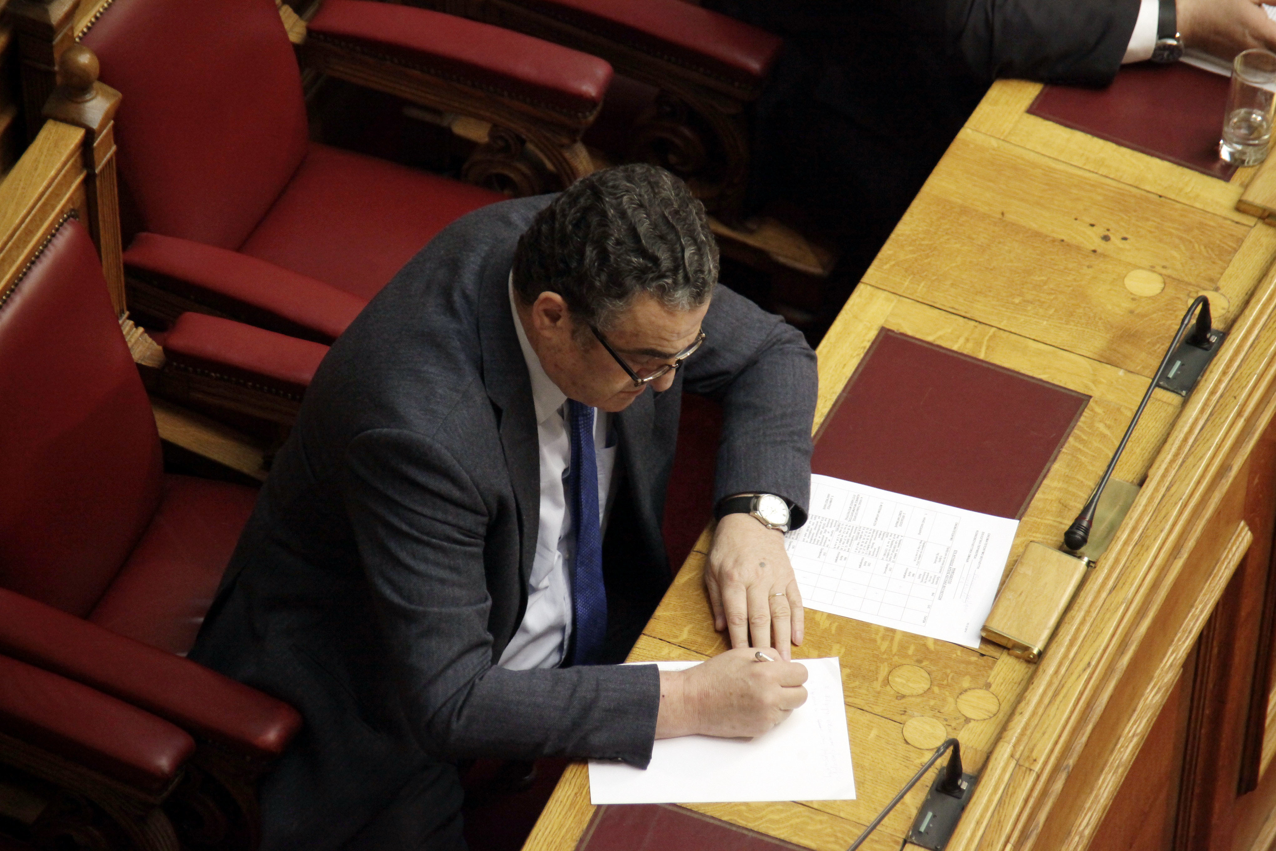 Ενώθηκαν για να σώσουν τον Ρωμανό – Σπάνιες εικόνες συναίνεσης στην Βουλή
