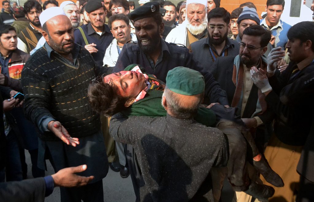 Λουτρό αίματος στο Πακιστάν από τους Ταλιμπάν – Θέρισαν μικρά παιδιά! Πάνω από 100 οι νεκροί! – Κρατούν εκατοντάδες ομήρους!